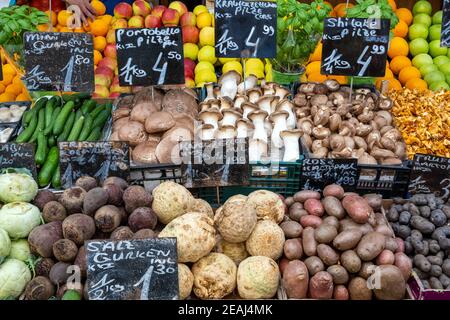 Grand choix de légumes frais à vendre sur un marché de Vienne, Autriche Banque D'Images