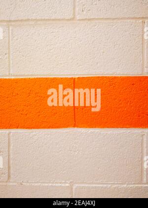 mur blanc brique à rayures orange Banque D'Images