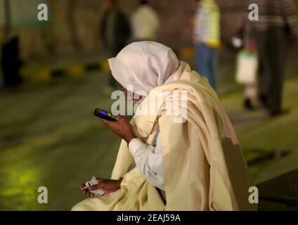 Vieil homme lisant des textes sur son téléphone mobile, Tripolitania, Tripoli, Libye Banque D'Images