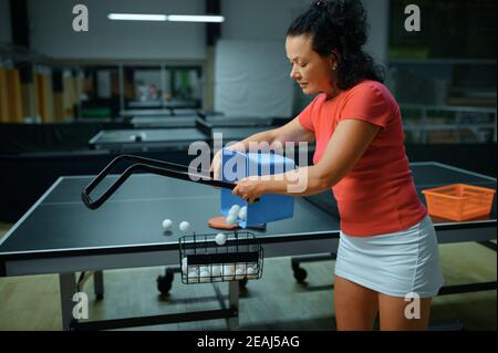 Femme avec panier de balles de ping-pong, tennis de table Banque D'Images