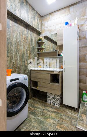 Intérieur d'une salle de bains moderne et compacte avec un lave-linge machine Banque D'Images