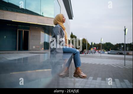 Fille arabe dans hijab au bâtiment dans le centre-ville Banque D'Images