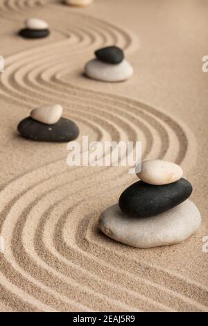 Pyramides en pierres sur le sable Banque D'Images
