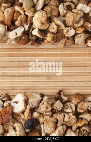 Champignons séchés sur un tapis de bambou Banque D'Images