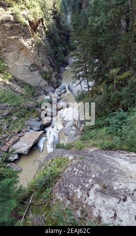 Randonnée sur le sentier des gorges de la vallée de Passeier entre Moos et St. Leonhard Banque D'Images