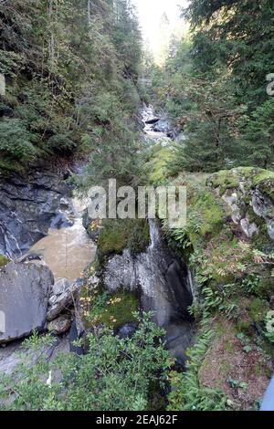 Randonnée sur le sentier des gorges de la vallée de Passeier entre Moos et St. Leonhard Banque D'Images