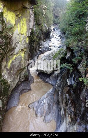 Randonnée sur le sentier des gorges de la vallée de Passeier entre Moos et St. Leonhard Banque D'Images