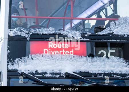 Édimbourg, Écosse, Royaume-Uni. 10 févr. 2021. Le gros gel se poursuit au Royaume-Uni avec de la neige abondante de nuit et du matin, ce qui immobilise la circulation sur de nombreuses routes du centre-ville. Pic; Lothian bus couvert de neige fait lentement chemin vers le haut Leith marche avec des dérivations en place à cause de la neige . Iain Masterton/Alamy Live News Banque D'Images