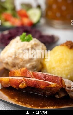 rôti de porc bavarois avec différents boulettes Banque D'Images