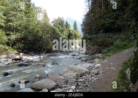 Randonnée sur le sentier des gorges de la vallée de Passeier entre Moos et St. Leonhard Banque D'Images