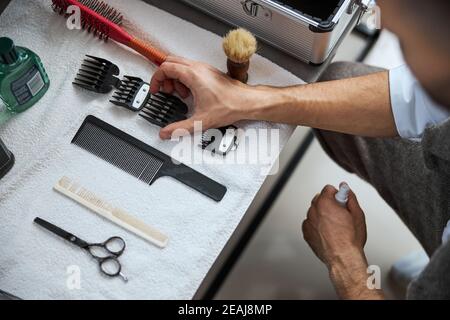 Bureau de travail de commode à cheveux avec machine moderne spéciale et brossez-vous au salon de coiffure Banque D'Images