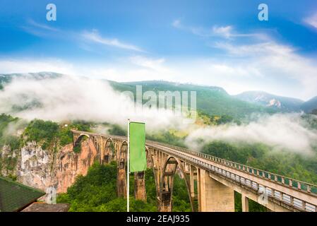 Brouillard sur le pont Banque D'Images