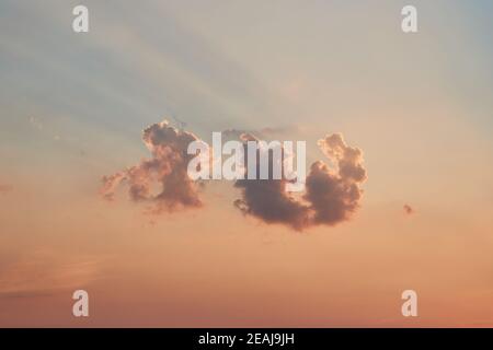 Les nuages dans le ciel de moody sonnent le coucher du soleil Banque D'Images