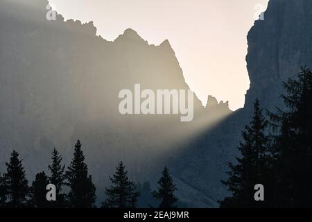 Lever de soleil entre les falaises de montagne Banque D'Images