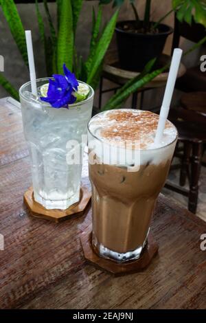 Boisson froide au café glacé et thé aux pois aux papillons glacé avec boisson à la limonade Banque D'Images