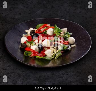 Salade mélangée avec peu de mozzarella Banque D'Images