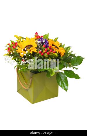 Fond de décoration de fleur. Gros plan d'un beau bouquet de tournesols jaunes dans une boîte cadeau verte décorative isolée sur fond blanc. Macro. Banque D'Images