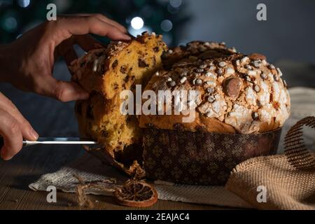 Panettone de Noël traditionnelle italienne maison typique de Milan avec des amandes, des gouttes de chocolat et du sucre Banque D'Images