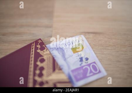 20 billet de Kronor suédois partiellement à l'intérieur d'un passeport suédois Banque D'Images