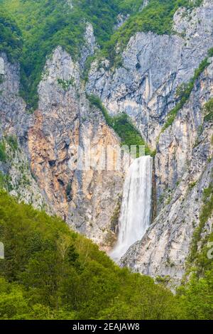 Cascade Boka près de la rivière Soca en Slovénie Banque D'Images