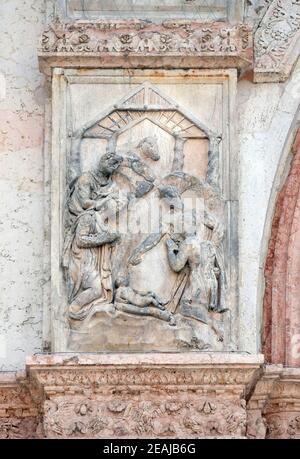 Naissance, la naissance de Jésus, sur le panneau de porte gauche de la Basilique San Petronio à Bologne, Italie Banque D'Images