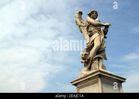 Bernini's angel le long du pont Saint Ange près du mausolée d'Hadrien à Rome, Italie Banque D'Images