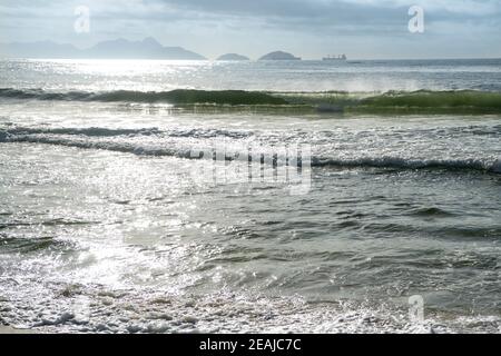 Surfez sur la plage de Copacabana. Rio de Janeiro, février 2020 Banque D'Images