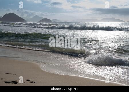 Surfez sur la plage de Copacabana. Rio de Janeiro, février 2020 Banque D'Images