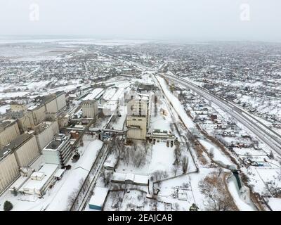 Saupoudrée de l'élévateur de grains de neige. Vue d'hiver de l'ascenseur. Vue d'hiver à partir de la vue plongeante sur le village. Les rues sont couvertes de neige Banque D'Images