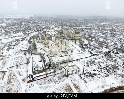 Saupoudrée de l'élévateur de grains de neige. Vue d'hiver de l'ascenseur. Vue d'hiver à partir de la vue plongeante sur le village. Les rues sont couvertes de neige Banque D'Images