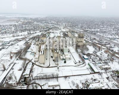 Saupoudrée de l'élévateur de grains de neige. Vue d'hiver de l'ascenseur. Vue d'hiver à partir de la vue plongeante sur le village. Les rues sont couvertes de neige Banque D'Images