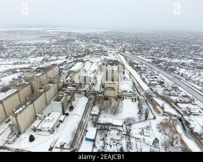 Saupoudrée de l'élévateur de grains de neige. Vue d'hiver de l'ascenseur. Vue d'hiver à partir de la vue plongeante sur le village. Les rues sont couvertes de neige Banque D'Images