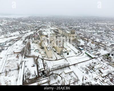 Saupoudrée de l'élévateur de grains de neige. Vue d'hiver de l'ascenseur. Vue d'hiver à partir de la vue plongeante sur le village. Les rues sont couvertes de neige Banque D'Images