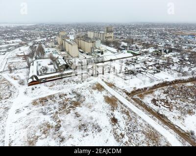 Saupoudrée de l'élévateur de grains de neige. Vue d'hiver de l'ascenseur. Vue d'hiver à partir de la vue plongeante sur le village. Les rues sont couvertes de neige Banque D'Images