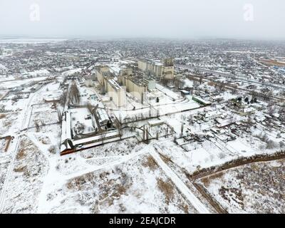 Saupoudrée de l'élévateur de grains de neige. Vue d'hiver de l'ascenseur. Vue d'hiver à partir de la vue plongeante sur le village. Les rues sont couvertes de neige Banque D'Images