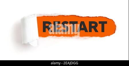 Trou dans le papier blanc avec bords torns - redémarrer Banque D'Images