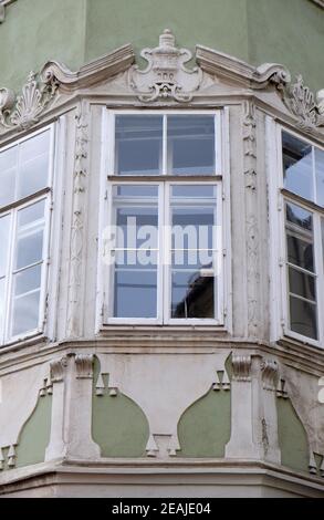 Détail de logement résidentiel avec fronton de fenêtre à Graz, Styrie, Autriche Banque D'Images