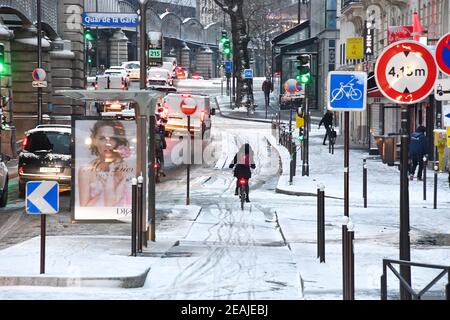 Paris, France. 10 février 2021. Paris sous la neige, France le 10 février 2021. Une vague de neige glacée et très froide a frappé la nuit de mardi à mercredi sur la capitale française. Les températures ont chuté à -6 degrés dans certaines villes. Le transport scolaire a été annulé dans quatre départements. Photo de Lionel Urman/ABACAPRESS.COM crédit: Abaca Press/Alay Live News Banque D'Images