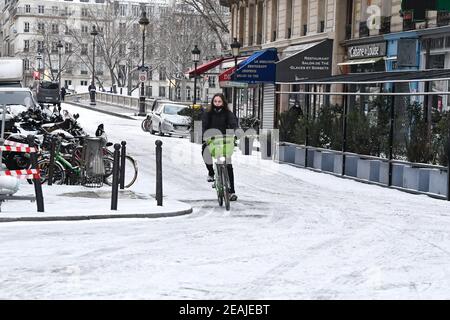 Paris, France. 10 février 2021. Paris sous la neige, France le 10 février 2021. Une vague de neige glacée et très froide a frappé la nuit de mardi à mercredi sur la capitale française. Les températures ont chuté à -6 degrés dans certaines villes. Le transport scolaire a été annulé dans quatre départements. Photo de Lionel Urman/ABACAPRESS.COM crédit: Abaca Press/Alay Live News Banque D'Images