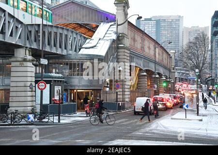 Paris, France. 10 février 2021. Paris sous la neige, France le 10 février 2021. Une vague de neige glacée et très froide a frappé la nuit de mardi à mercredi sur la capitale française. Les températures ont chuté à -6 degrés dans certaines villes. Le transport scolaire a été annulé dans quatre départements. Photo de Lionel Urman/ABACAPRESS.COM crédit: Abaca Press/Alay Live News Banque D'Images