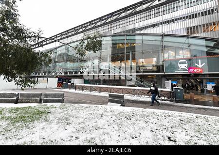 Paris, France. 10 février 2021. Paris sous la neige, France le 10 février 2021. Une vague de neige glacée et très froide a frappé la nuit de mardi à mercredi sur la capitale française. Les températures ont chuté à -6 degrés dans certaines villes. Le transport scolaire a été annulé dans quatre départements. Photo de Lionel Urman/ABACAPRESS.COM crédit: Abaca Press/Alay Live News Banque D'Images