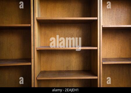 Vide étagère en bois avec ou rack de stockage design rétro moderne, texture d'arrière-plan de l'espace de copie Banque D'Images