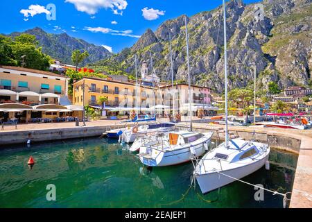 Port idyllique de Limone sul Garda, ville sur le lac de Garde Banque D'Images