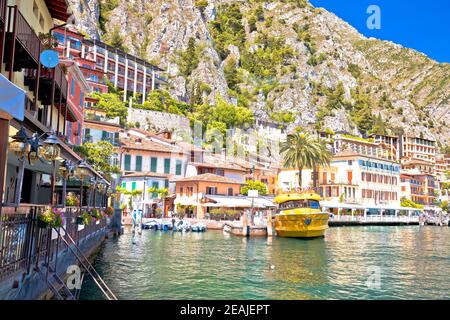 Vue sur le port turquoise de Limone sul Garda et le front de mer Banque D'Images