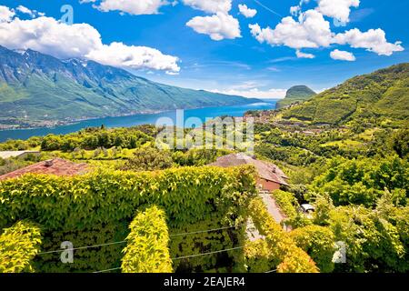 Les falaises de la côte ouest du lac de Garde et Pieve vue sur village Banque D'Images