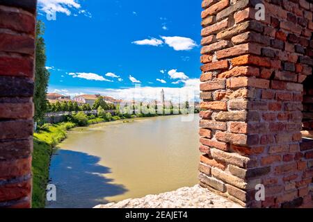 Vue depuis le pont de Castelvecchio sur l'Adige à Vérone Banque D'Images