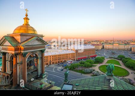 Vue en soirée depuis la colonnade de la cathédrale Saint Isaac. Saint-Pétersbourg, Russie Banque D'Images