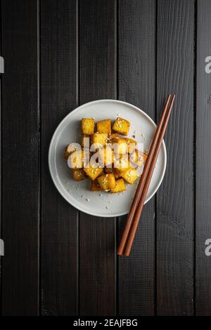 Dés de tofu frits. Banque D'Images