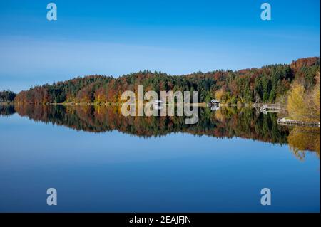 Beau lac de la lande Kirchsee en automne Banque D'Images