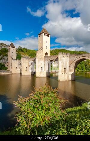 Pont Valentre à travers la rivière Lot à Cahors sud ouest France Banque D'Images